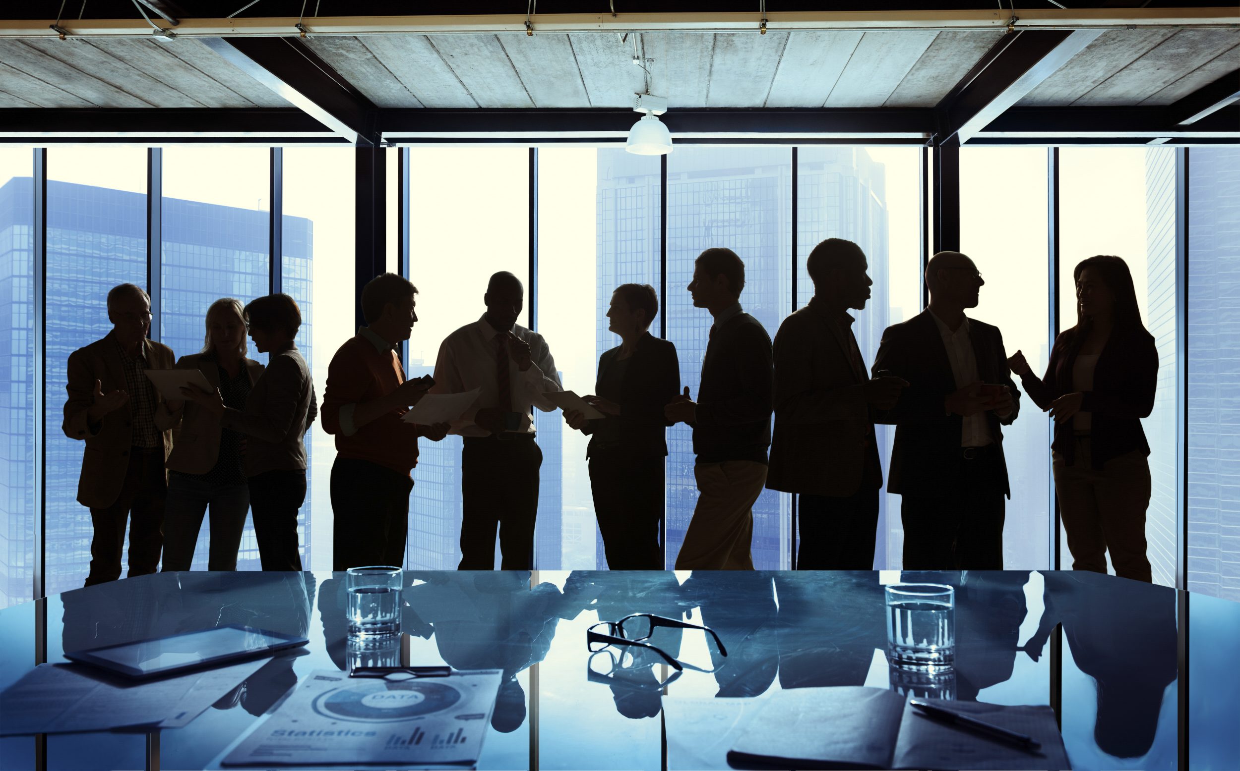 Socios y directivos reunidos en un entorno empresarial analizando acuerdos y toma de decisiones para la estabilidad de la empresa.
