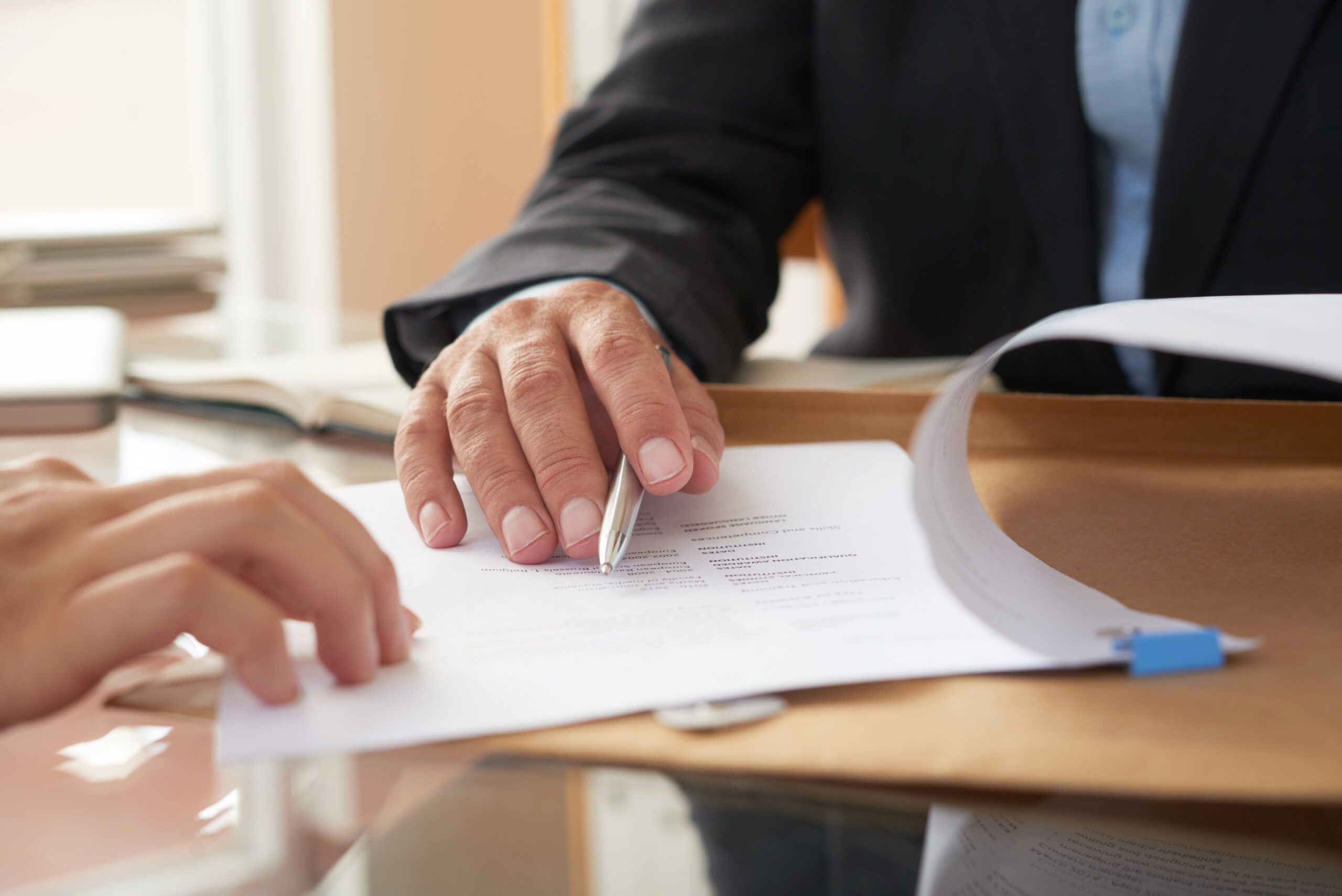Navarro LLima Abogados Aliud Pro Alio Zaragoza Business people signing a contract