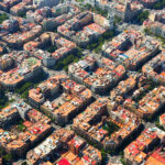 バルセロナの空撮。スペインでベッカム法を利用する専門家にとって重要な都市です。