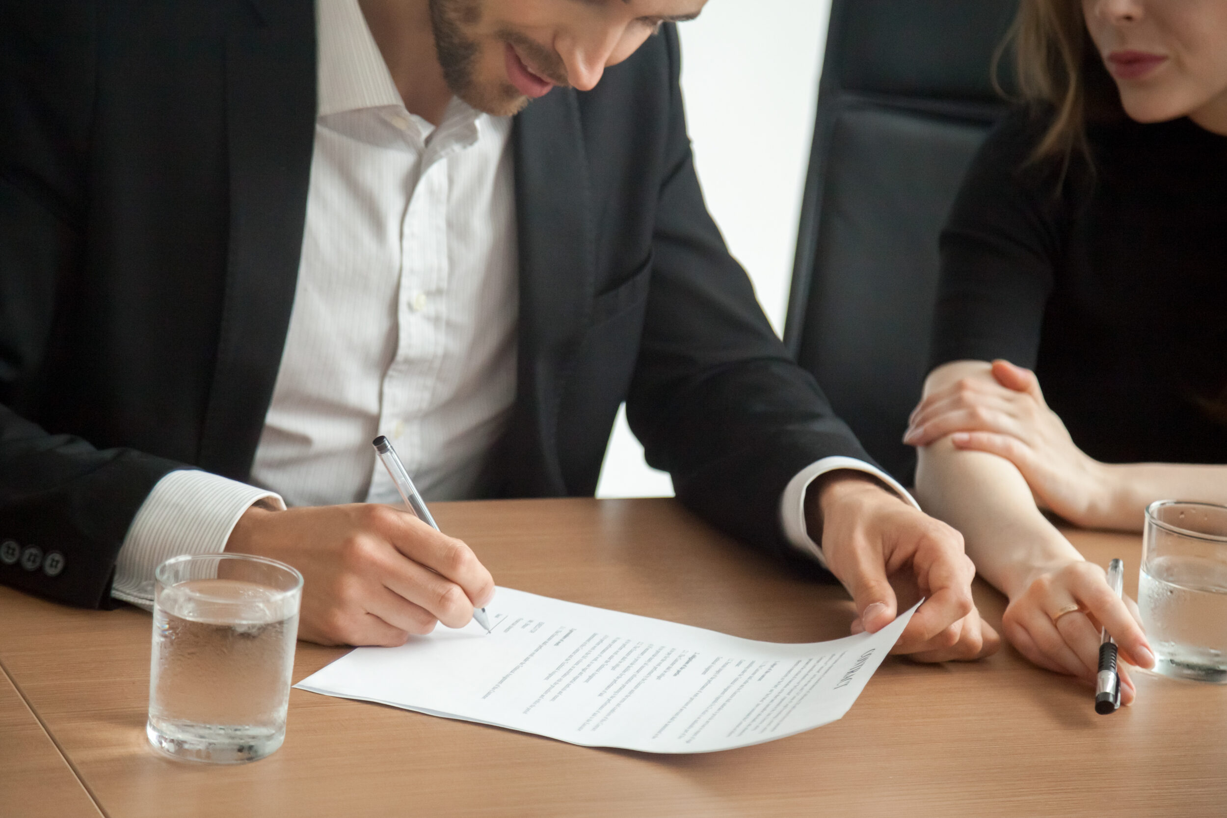 Signing an agency contract modification - Navarro Llima Abogados